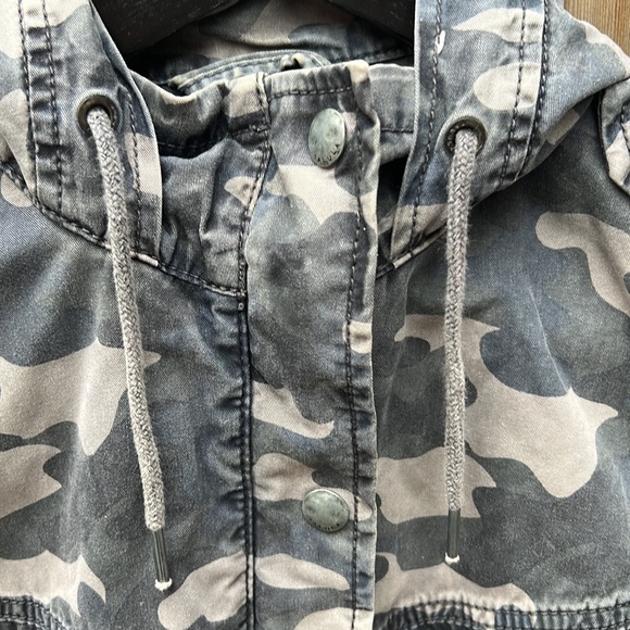Aritzia Camo Coat Trooper Utility Hooded Drawcord Hoodie - Picture 4 of 8